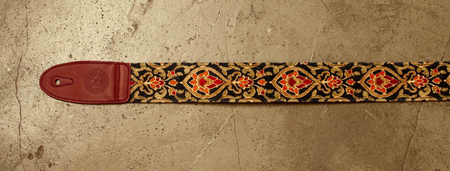 Bourbon Strap Velvet Lys