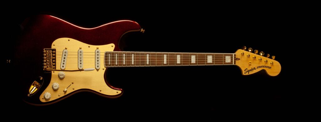 Squier Stratocaster 40th Anniversary Gold Edition Ruby Red Metallic